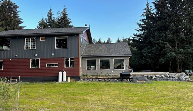 Cama’i House: Spacious ocean front 7-bedroom cottage at Friends by the Ocean