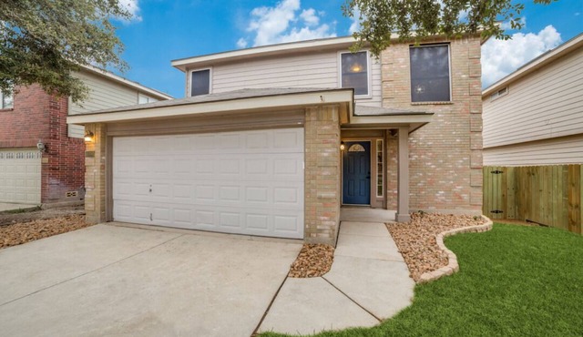 Charming 3 bedroom with hot tub. Just 5 minutes to Seaworld, 15 to Lackland.