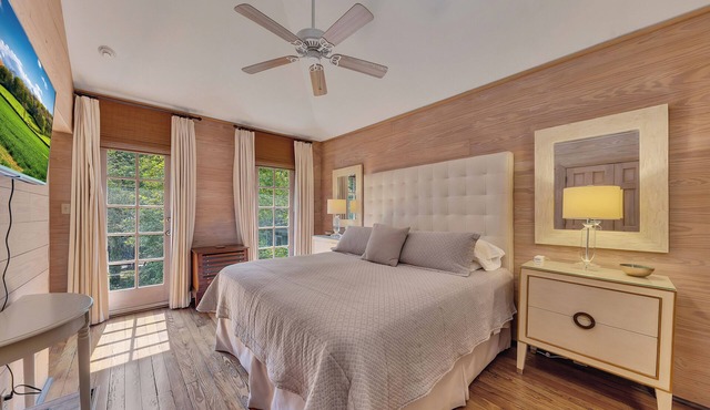Charming garden guest house tucked behind a gated driveway in Buckhead. King bed, full kitchen, washer/dryer, smart TVs, and private outdoor space.