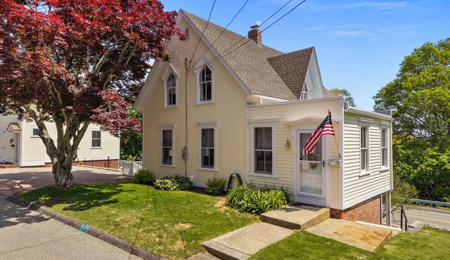 Charming Mystic Cottage — Walk to Downtown, Spacious & Perfect for Groups!