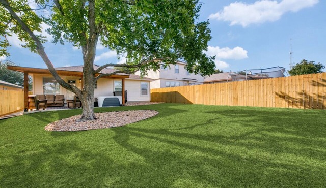 Cheerful 3 bedroom with hot tub - next to Sea World, near Lackland AFB.