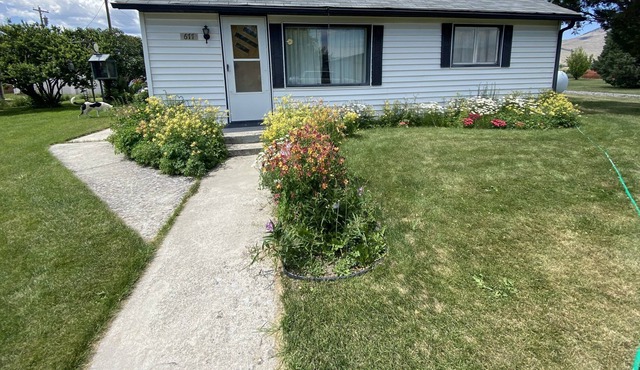 Cheerful Home With Fenced in Yard, Parking, and a View!