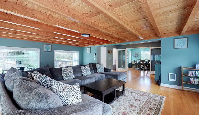 Coastal beach retreat with deck, grill, fireplace, washer&dryer, and free WiFi