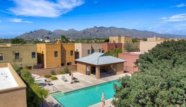 Comfortable 4BR, 4BA Townhouse w/Pool & Spa