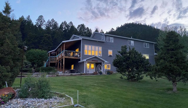 Country retreat with room for everyone! Sleeps up to 20 - great outdoor spaces