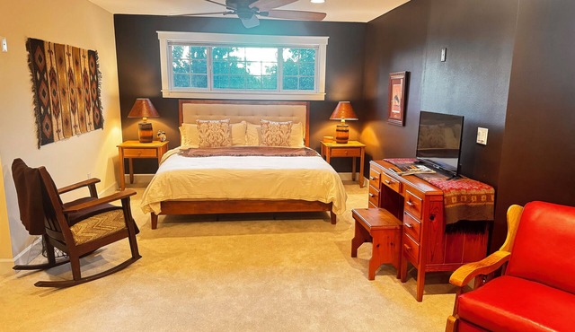 Cowgirl Craftsman - Private King Suite Upstairs - Historic Downtown J'ville