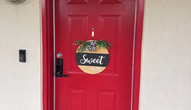 Cozy 2-bedroom condo in beautiful Bristol with AC and gym access