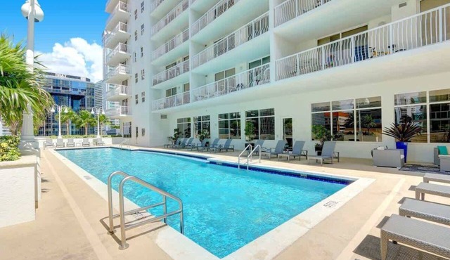 Cozy 3BR Condo with Ocean View and Balcony