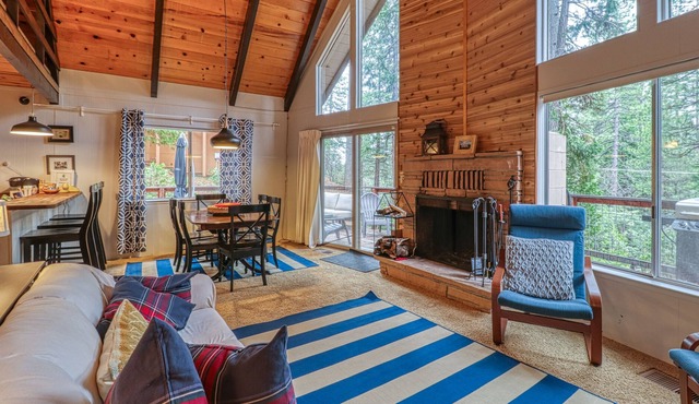 Cozy chalet in the forest with WiFi & washer/dryer - seasonal pool & tennis