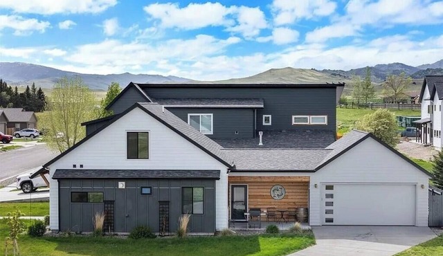 Cozy, modern house, quiet neighborhood, with mountain view