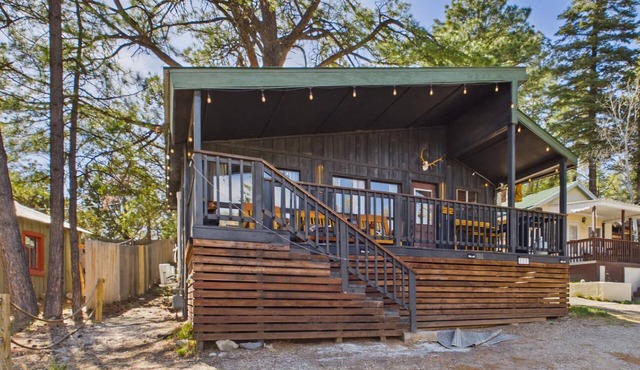 Cozy mountain cabin A/C+hot tub+1 min to Midtown downtown in Ruidoso New Mexico.