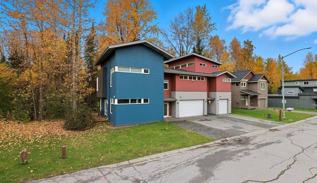 Creekside 3BR Retreat Near Downtown, Airport & Fish Creek