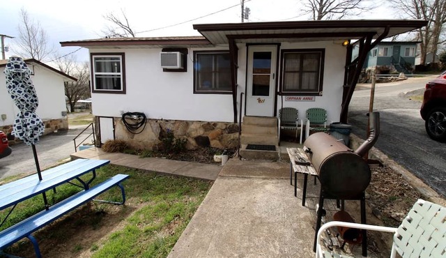 Cute Lakeside Cabin for an Unforgettable Fishing Adventure on Lake Taneycomo in Rockaway Beach, Missouri