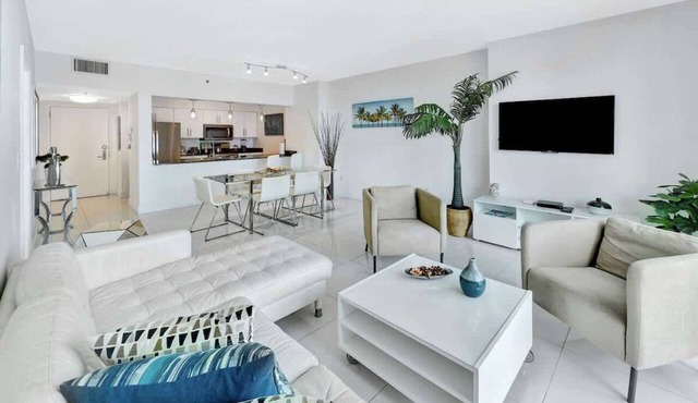 Deluxe Penthouse w/Ocean & City Views in Brickell