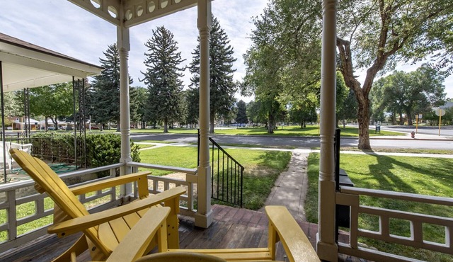 Dog Friendly Prime Location Outdoor Dining Area