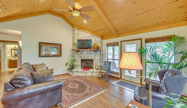 Dog-Friendly Wills Point Home w/Grill on 10 Acres