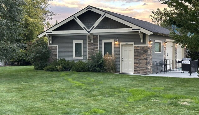 Downtown Retreat - Cozy Getaway! Studio for 2, Local Golfing 50% Off!