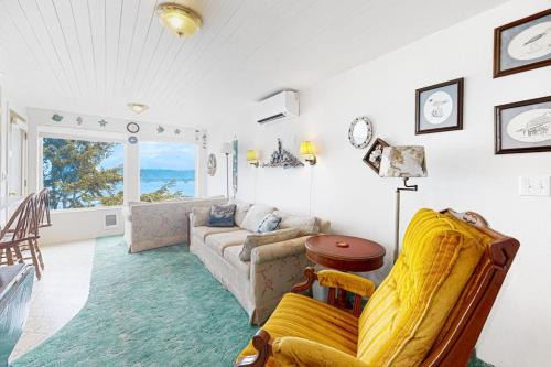 Dreamy coastal getaway with stunning ocean views washer&dryer free WiFi cable