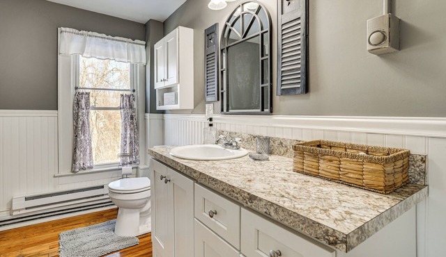 Easy Beach Access! New London Apt w/Kitchenette