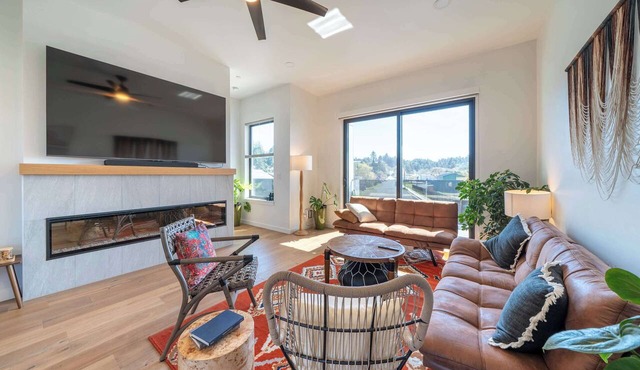 Eclectic Boho Townhome, Hot Tub, Waldport