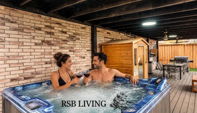 Elite 5BR 3,5BA Holiday Home with Game Room, Hot Tub, & Sauna