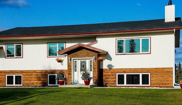 Fairbanks Alaskan Abode ~ 1 Mile to Pioneer Park!