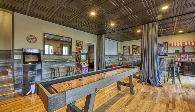 Family Getaway Close to Parkway-w/Theater and Game Room