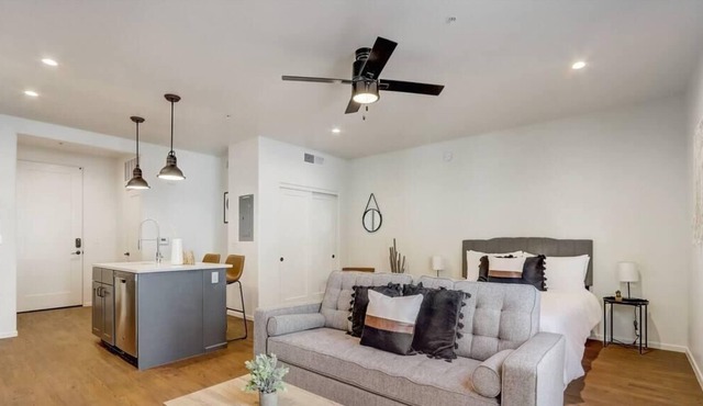 Frontdesk | Modern Menlo Park Studio near Transit