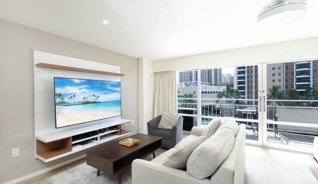 Great Location In Wakiki! Amazing Ocean Views from your private lanai!