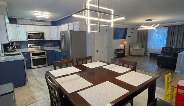 Green Aurora: 3 bed, 2 bath, Laundry, King Bed