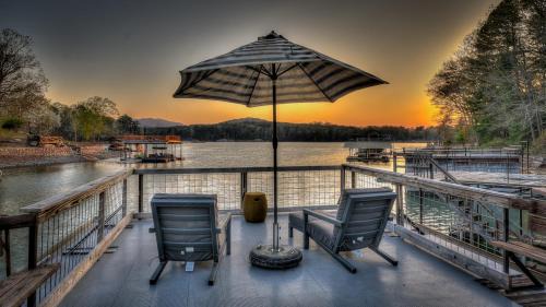 Lake Cove Oasis