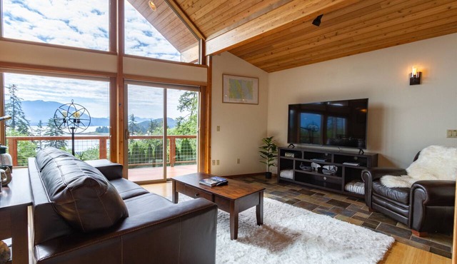Luxury Auke Bay Chalet~ Ocean views, Hot tub, Sauna, fireplace, Ultimate Retreat