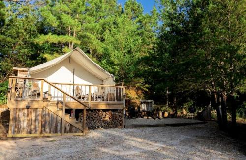 Luxury Safari Tent with Outdoor Clawfoot Tub and Firepit, Near Honey Grove, Texas