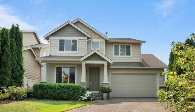 Lynnwood Retreat: Office, Theater & Grapevine Deck