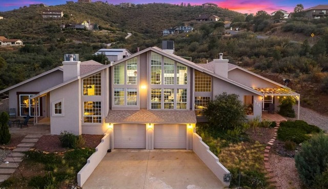 Lynx Lake Luxe Vacation Rental Wrapped in Modern Elegance | 6-BR House , Prescott | Sleeps 22 Hot Tub Game Rm EV Charger Horse Stalls
