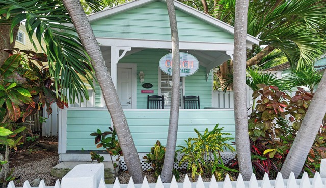 ~MARGARITA COTTAGE~ Bask in sunshine and lounge by your pool in paradise.