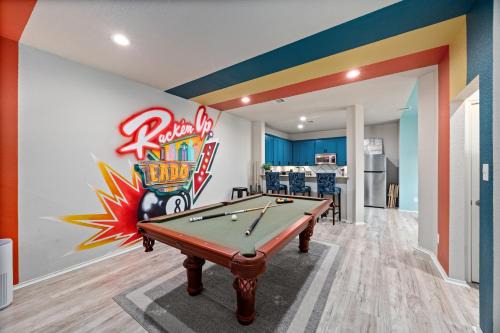 Modern 3-Story Townhome w Pool Table, Sleeps 10 Near Stadiums