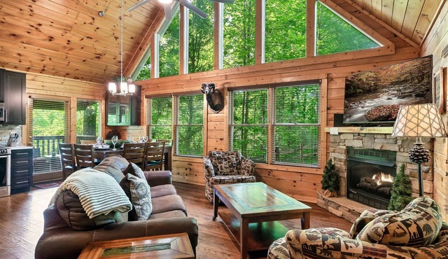 Modern 5 Star Cabin - VIEWS! - Hot Tub - Pool Table - Ideal location
