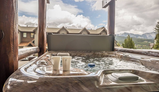 New! Ski-in/Ski-out 3-bedroom condo with private hot tub & grill
