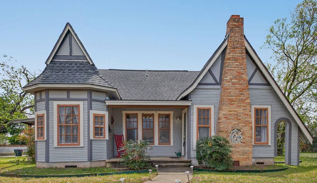 New! Stunning Pet-Friendly Home + 3 Min to DT!