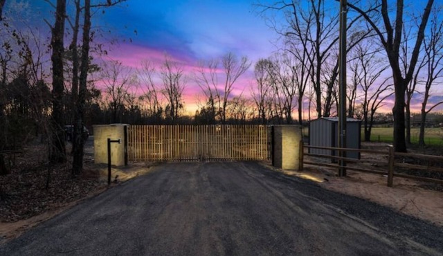 New Tiny home with 2 Queen Beds in Gated Community with Dog Park