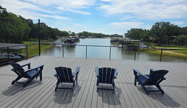 Newly remodeled family friendly lakefront retreat