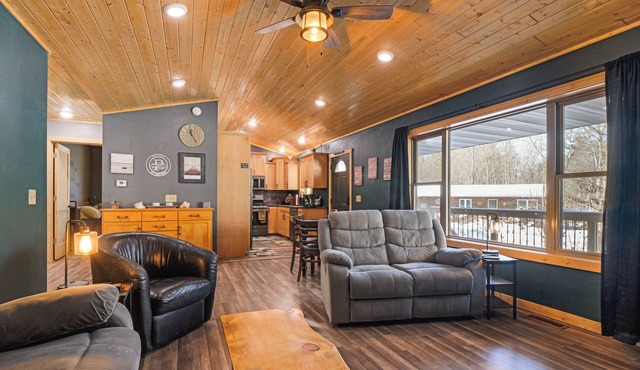 Northwoods Escape: Relaxing Retreat w/Deck