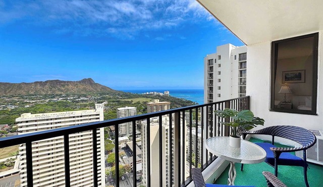 Ocean-view retreat w/lanai & free parking