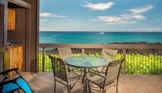 Ocean’s Edge Bliss w/Chic Kitchen, Lanai, Laundry, AC, TV, WiFi–Kanaloa at Kona 3102