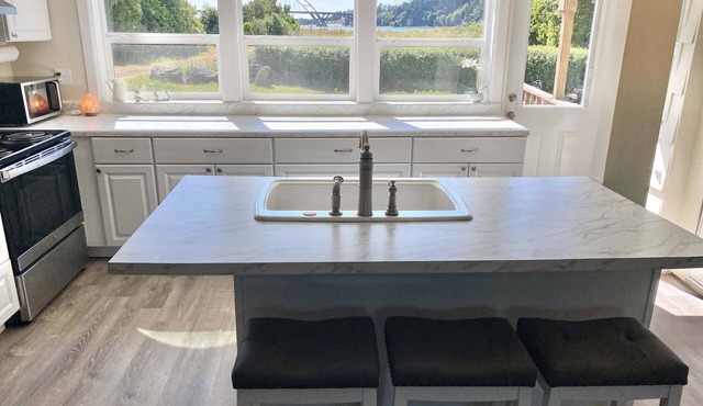 On the Water's Edge - Dog-Friendly, Crabbing, Bridge Views & More