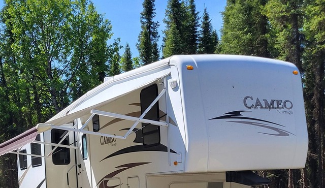 Premium Alaskan 5th wheel in Private setting
