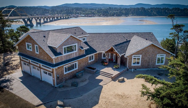 PUMA POINT.Overlooks the Alsea Bay.Has perfect ocean sunset views! Sleeps 3.