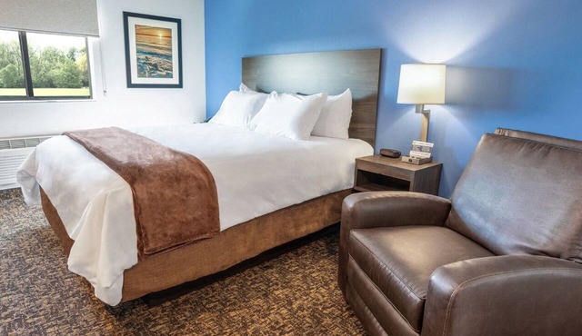 Relaxing Stay | 1 Queen Bed & Recliner Near Parks