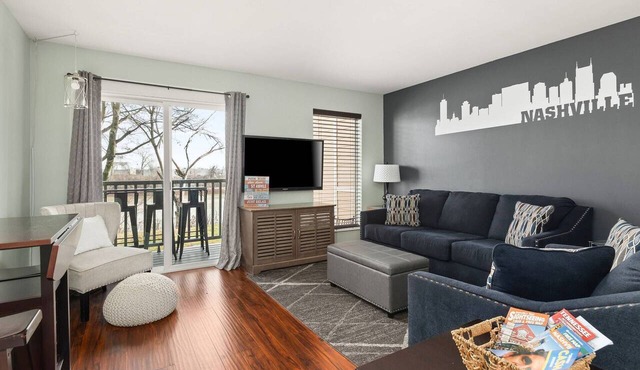 RF1004 ~ King Bed ~ Pool ~ Outdoor space on the River ~ Free Covered Parking ~ 1 Mi to Broadway